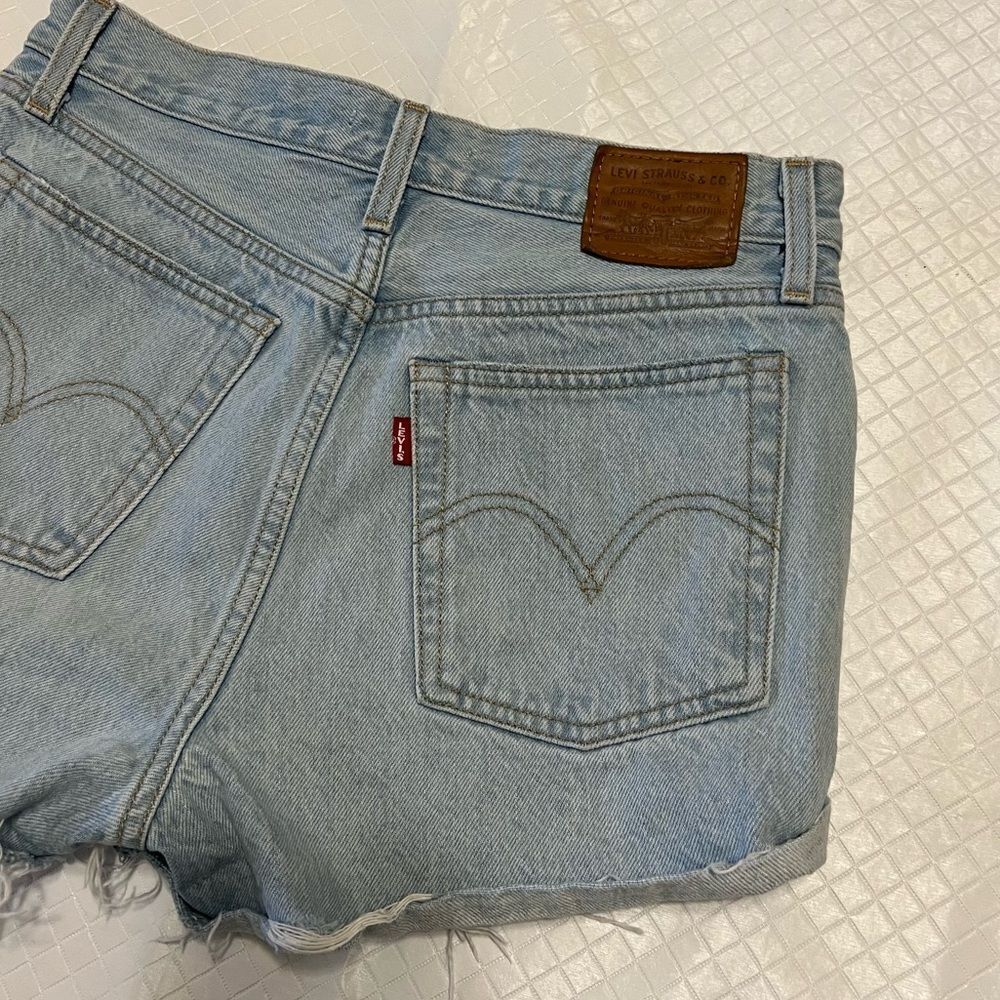 Levi’s Wedgie Jean Shorts Cutoffs Raw Hem Light Wash Button Fly Premium Size 28 - Picture 8 of 15